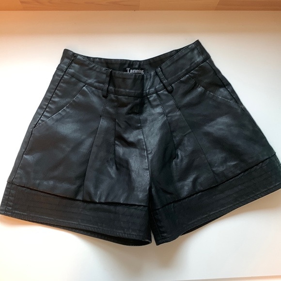 Black leather shorts, size xs. Condition like new. - Picture 1 of 4